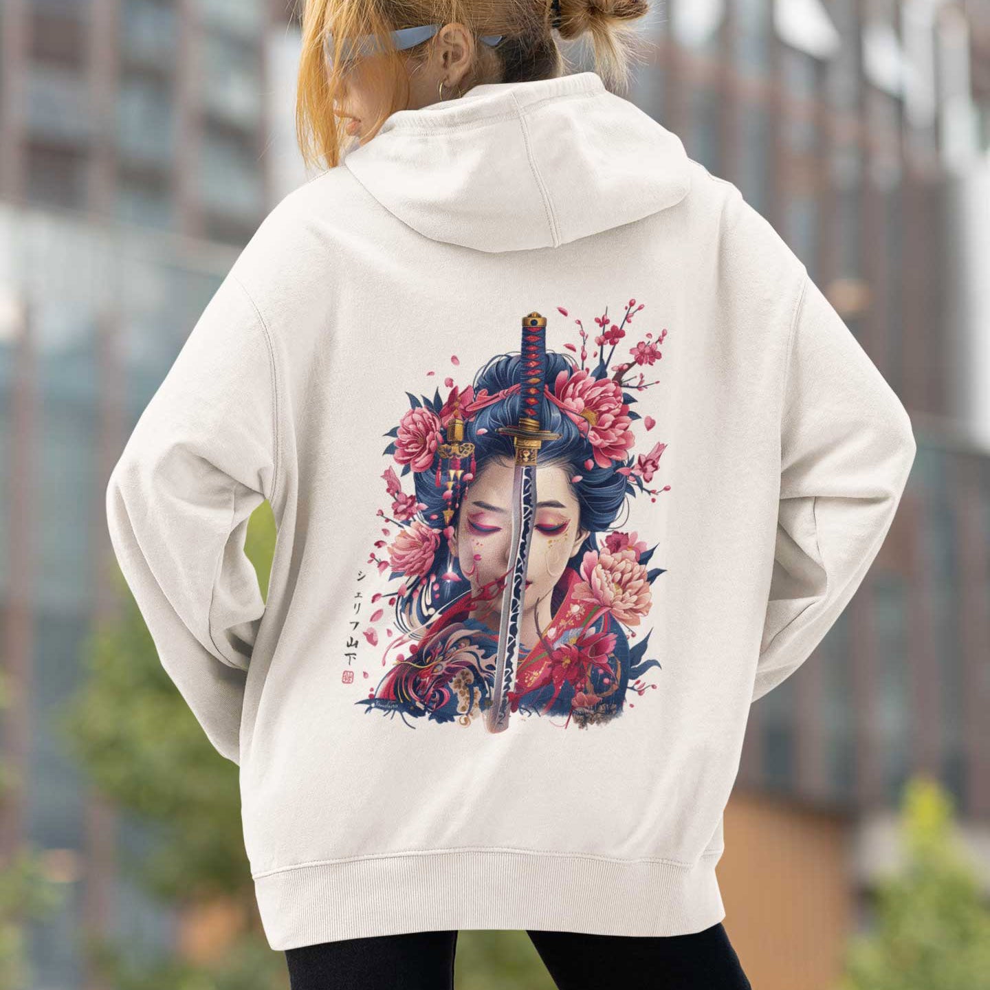 Japan Geisha Katana Hoodie Unisex Damen Herren "Geisha & Sword" im Tattoo-Style von YAMASHITA in off-white natur-weiss - Motiv hinten
