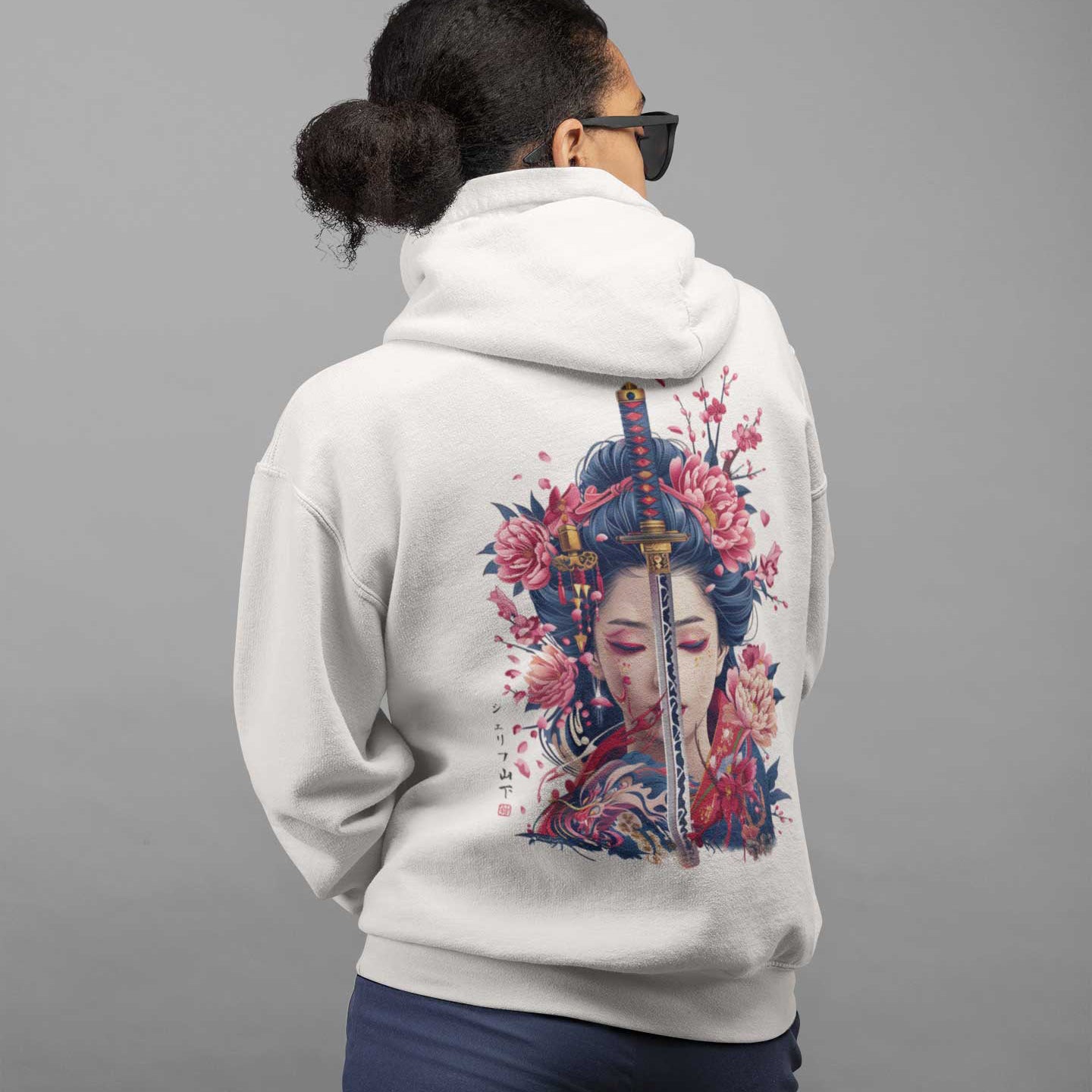 Japan Geisha Katana Hoodie Unisex Damen Herren "Geisha & Sword" im Tattoo-Style von YAMASHITA in off-white natur-weiss - Motiv hinten